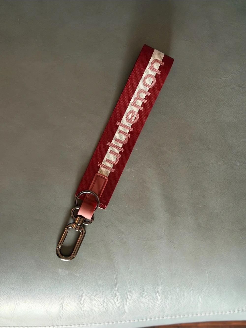 Lululemon Never Lost Keychain Reflective Effect (Rockwood/Red Clay)